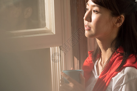 一个女人喝咖啡看向窗外图片