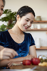 年轻女子过圣诞节享用丰盛午餐背景图片