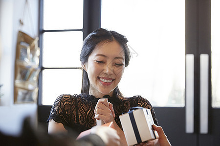 年轻女子圣诞节收到礼物图片