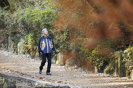 户外登山探险的中年男子图片