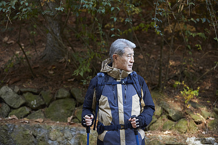 户外登山探险的中年男子图片