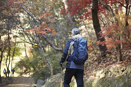 户外登山探险的中年男子图片