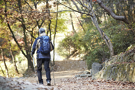 户外登山探险的中年男子图片