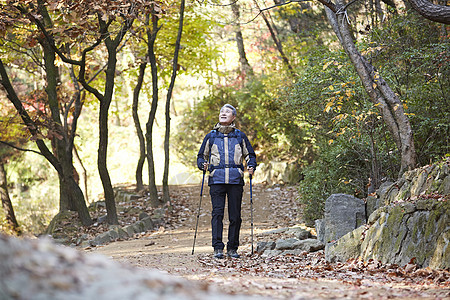 户外登山探险的中年男子图片