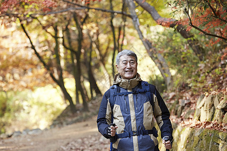 户外登山探险的中年男子图片