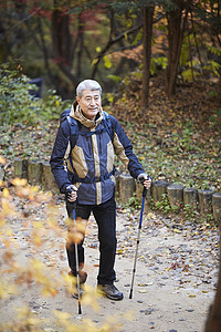 户外登山探险的中年男子图片