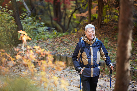 户外登山探险的中年男子图片