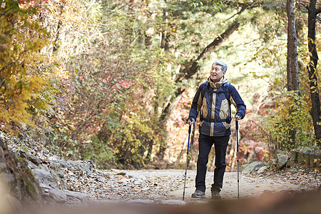 户外登山探险的中年男子图片