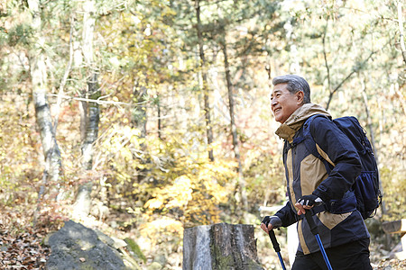 户外登山探险的中年男子图片