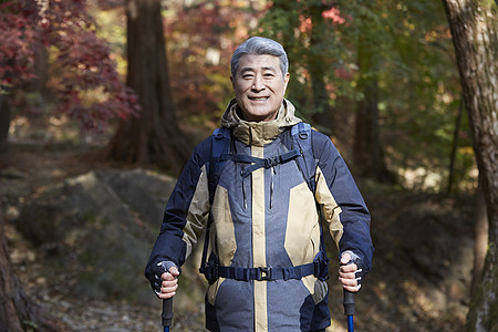 户外登山探险的中年男子图片