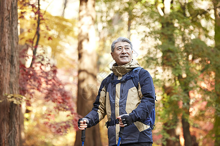 户外登山探险的中年男子图片