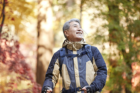 户外登山探险的中年男子图片