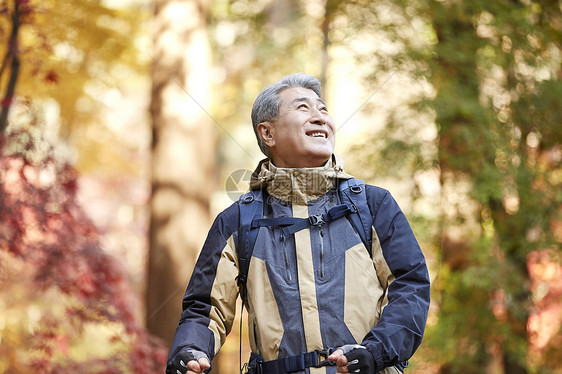 户外登山探险的中年男子图片