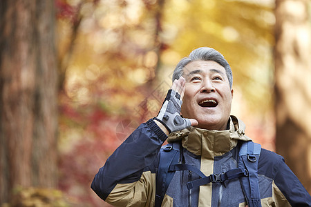 户外登山探险的中年男子图片