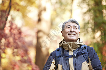 户外登山探险的中年男子图片