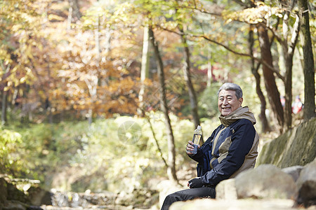 户外登山探险的中年男子图片