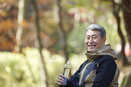 户外登山探险的中年男子图片