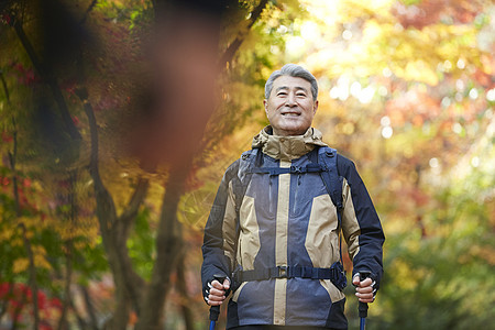 户外登山探险的中年男子图片