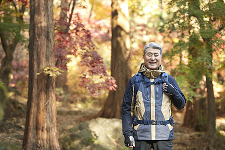 老人户外登山图片