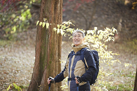 老人户外登山图片