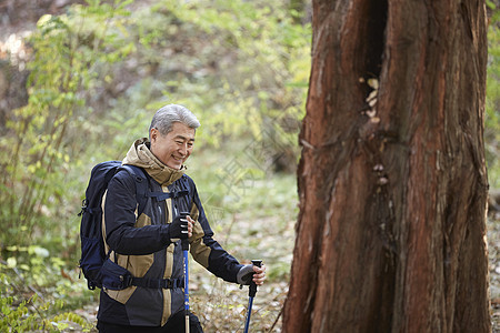 老人户外登山图片