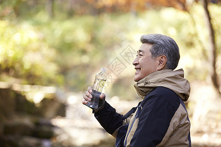 老人户外登山徒步观光休息图片