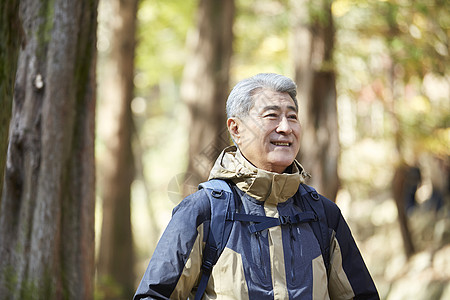 老人户外登山徒步观光图片