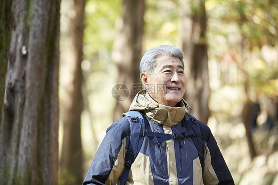 老人户外登山徒步观光图片