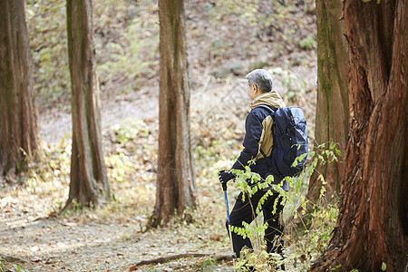 老人户外登山图片