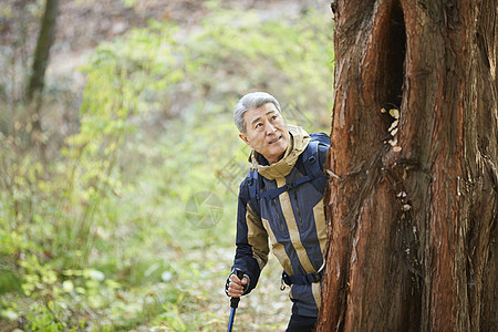 老人户外登山图片