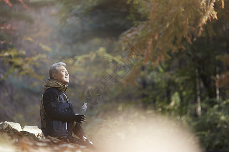 老人户外登山徒步观光图片