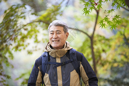 老人户外登山观光图片