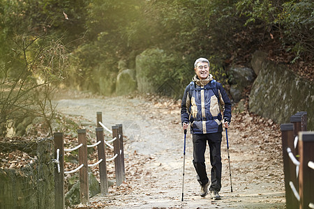 户外登山探险的中年男子图片