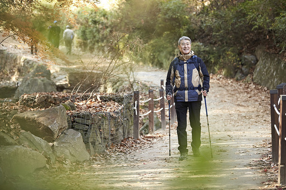 户外登山探险的中年男子图片