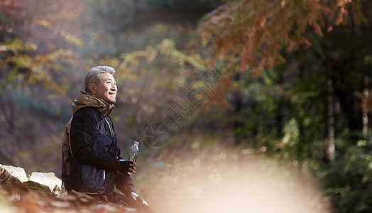 户外登山探险的中年男子图片