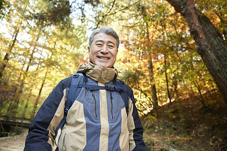 户外登山探险的中年男子图片