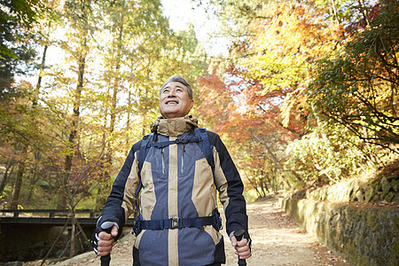 户外登山探险的中年男子图片