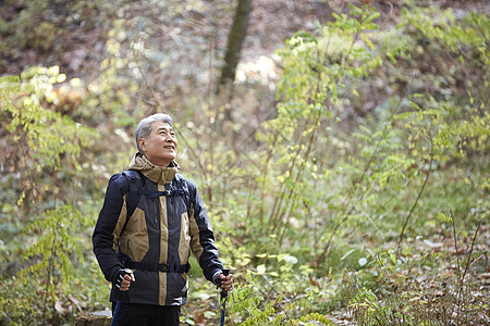 户外登山探险的中年男子图片