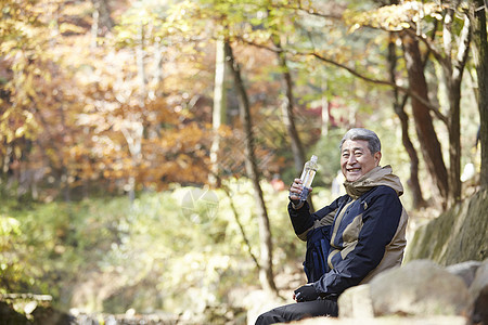 户外登山探险的中年男子图片