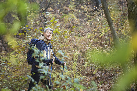 户外登山探险的中年男子图片