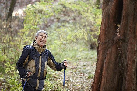 户外登山探险的中年男子图片