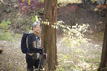 户外登山探险的中年男子图片