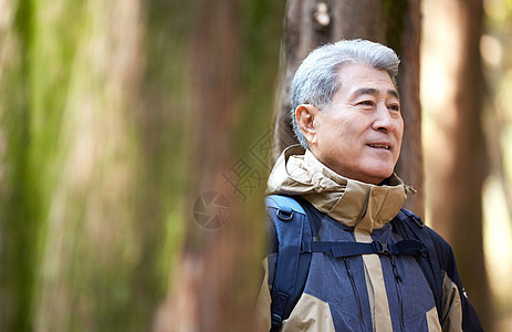 户外登山探险的中年男子图片