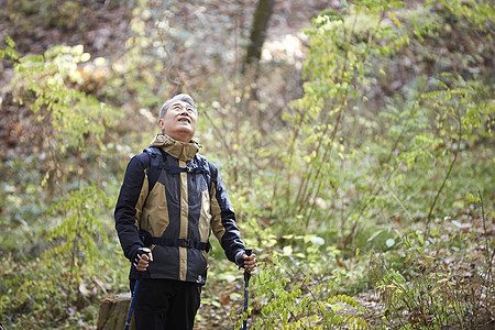 户外登山探险的中年男子图片