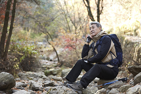 户外登山探险的中年男子图片