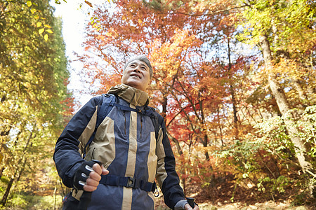 户外登山探险的中年男子图片