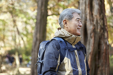 户外登山探险的中年男子图片