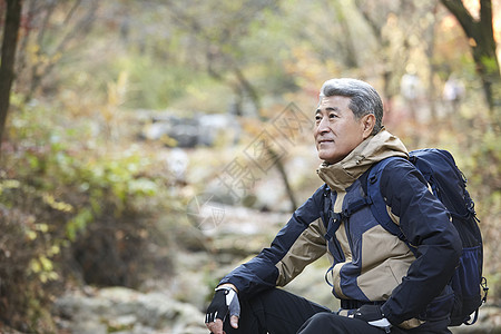 户外登山探险的中年男子图片