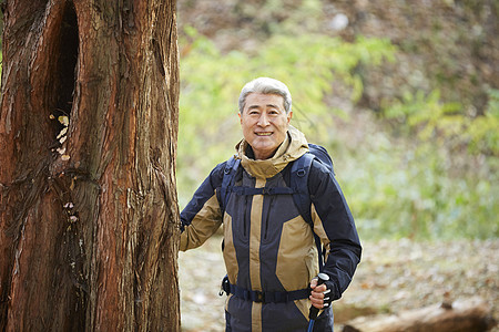 户外登山探险的中年男子图片