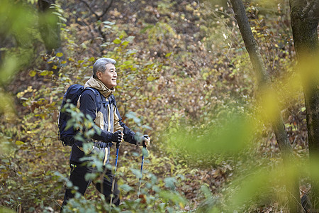 户外登山探险的中年男子图片